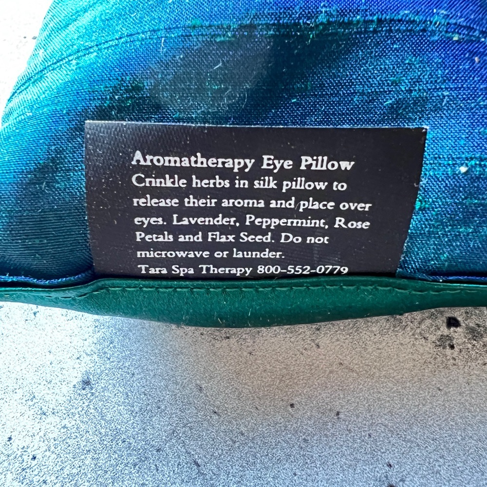Tara Spa Therapy Silk Eye Pillow. One Size - Picture 2 of 4